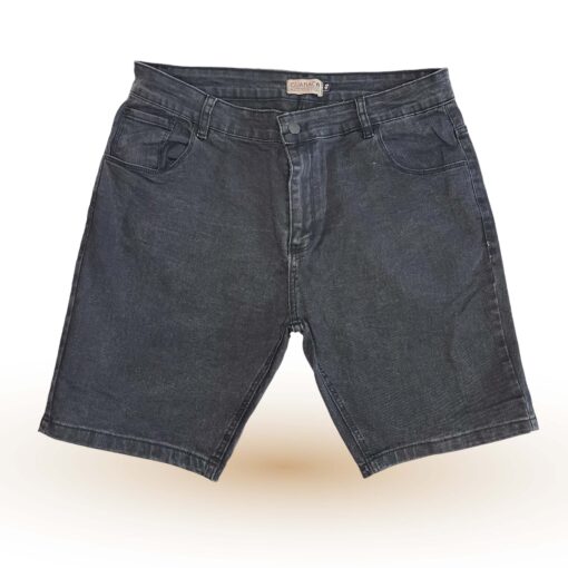 Bermuda corte americano confeccionada en jean elastizado con bolsillos delanteros redondos y bolsillos traseros clásicos.