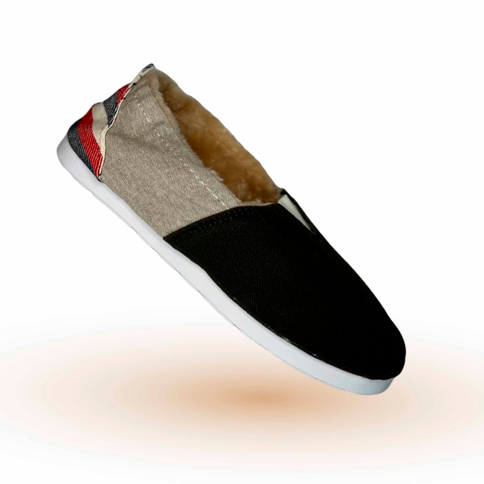 Alpargatas de diseño Tus Guanaco Interior forrado en tela de corderito. Elástico reforzado. Lona hipoalergénica. Suela super flexible, confortable y resistente. Menos de 250 gr. el par. Ajuste anatómico a tus pies.