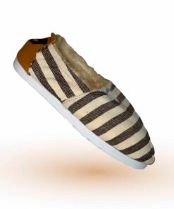 Alpargatas de diseño Tus Guanaco Interior forrado en tela de corderito. Elástico reforzado. Lona hipoalergénica. Suela super flexible, confortable y resistente. Menos de 250 gr. el par. Ajuste anatómico a tus pies.